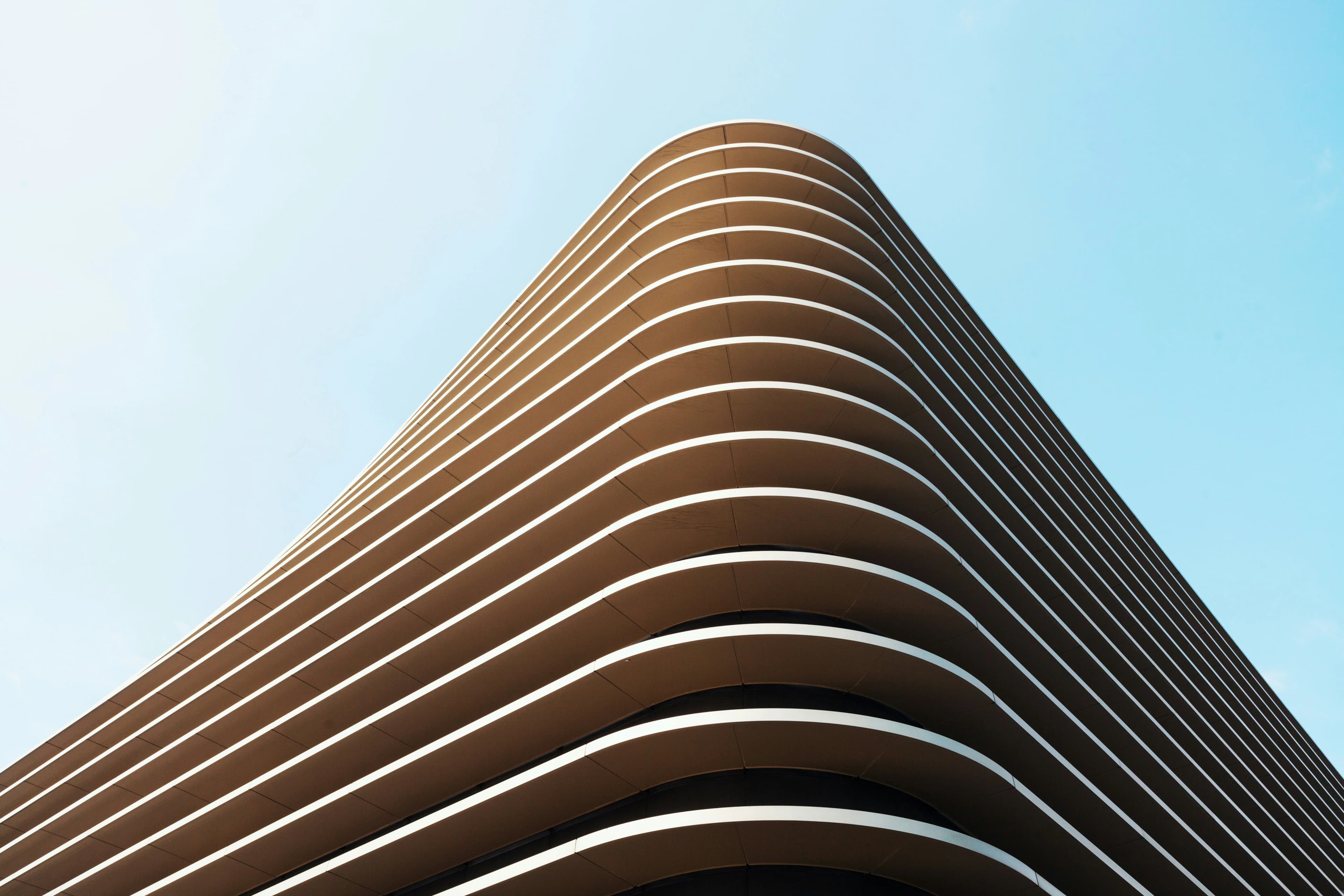 Architecte vs Décorateur : Qui Structure Véritablement l'Espace de votre Suite ?